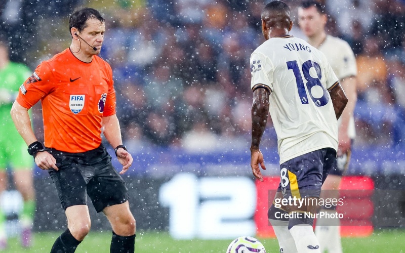 Trọng tài thả bóng khi có tình huống không mong muốn xảy ra.