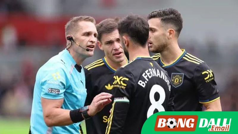 Trọng tài thừa nhận sai sót trong trận Brentford – MU